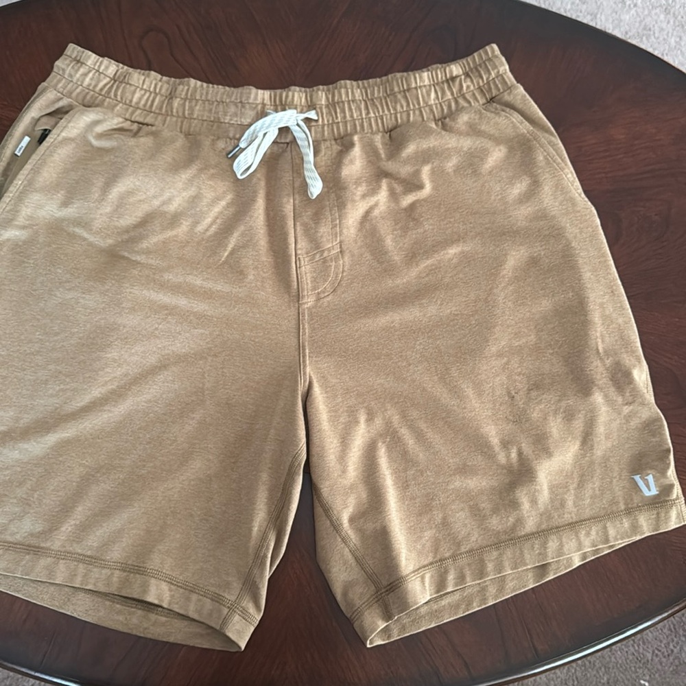 Vuori set of 4, 3 shorts, 1 pants. All in good condition, the pants never worn.